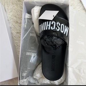 Moschino
Logo-Embossed Pool Slide Sandals, New with a box 39EUR/8US